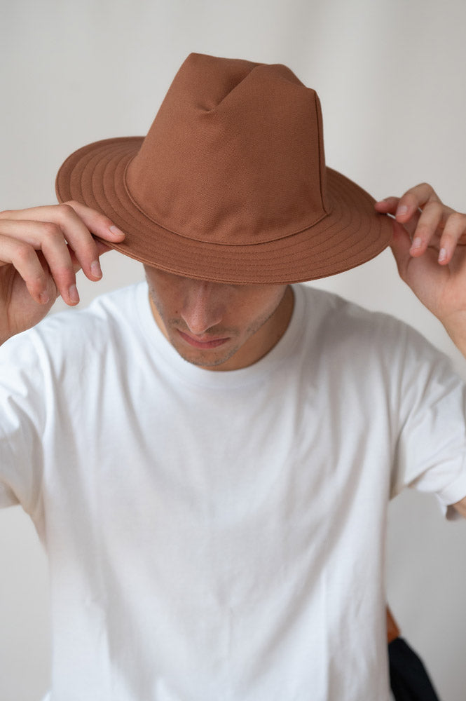 HAZELNUT-COLOURED HAT