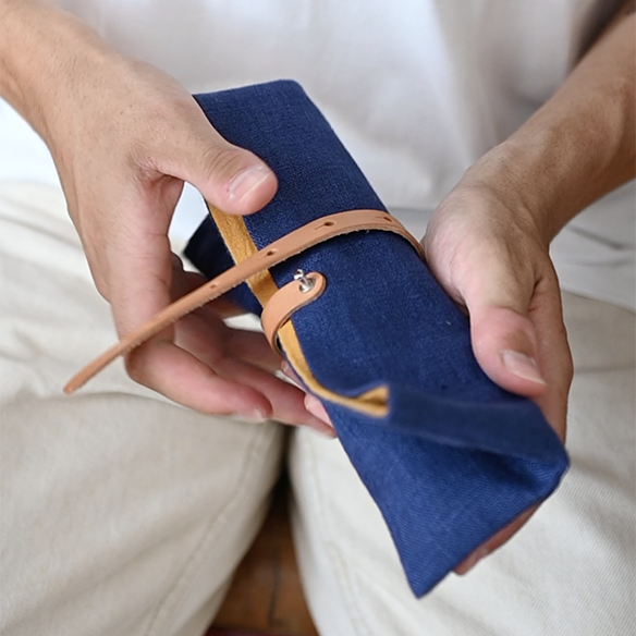 TROUSSE EN LIN BLEUE